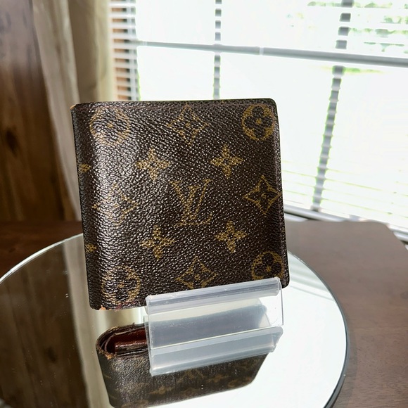 Louis Vuitton Men’s Bifold Monogram Wallet - Picture 15 of 16